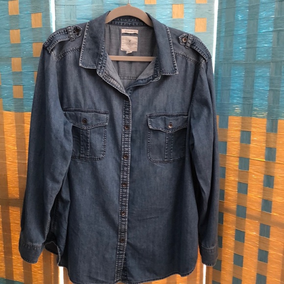 American Eagle Outfitters Tops - American Eagle XL denim embroidered jean button down shirt ❤